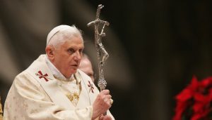 Palate di fango contro Benedetto XVI, per distruggere ogni traccia del suo magistero!