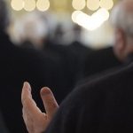 Al sacerdote che canta Sanremo durante l’omelia, Gramellini suggerisce il “senso del sacro, quello di cui i ragazzi hanno più fame”